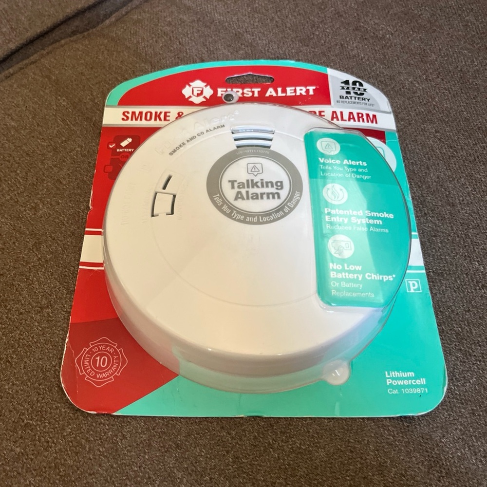 First Alert 10-Year Battery Smoke and Carbon Monoxide Alarms with Voice (1039871